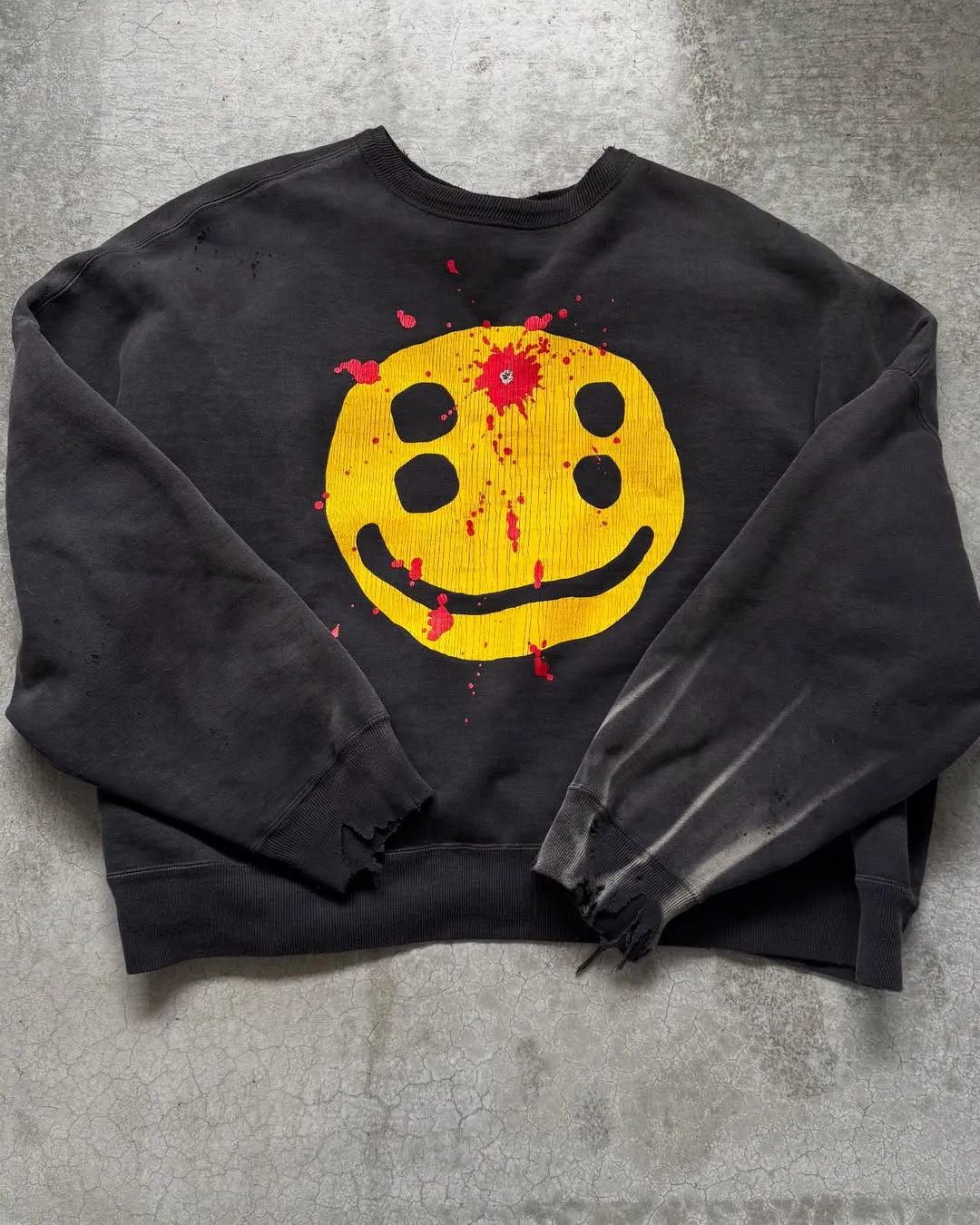 SAINT Mxxxxxx x CACTUS PLANT FLEA MARKET SMILE SWEATER SHIRT CPFM co-branded sweatshirt with smiley face, washed black S-XL, ready-to-wear Assute dyeing, heavy fermentation washing, multi-position spray fading, ultra-complex manual polishing/destruction treatment/special shearing treatment, special striped cuffs/multi-position shearing/pure handmade graffiti and dirty The only correct co-branded main wheat label/wash water label/little angel anti-counterfeiting label in the entire network